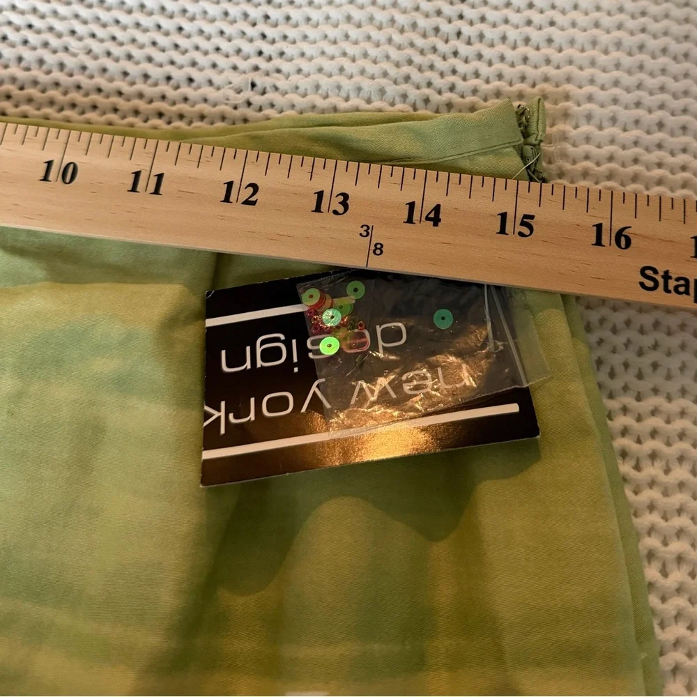 NWT New York city design co. Womans skirt knee length. Green city. Side zip,